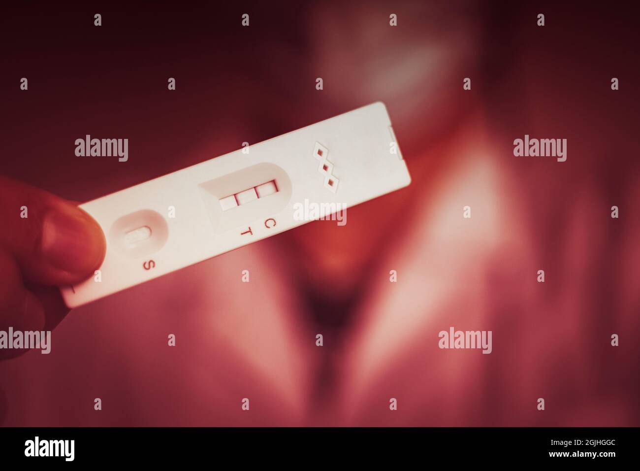 Antigen-Test für Covid oder Schwangerschaft zeigen sichtbare Linie an der Testposition für detektierten oder positiven roten Farbton des Ergebnisses. Stockfoto