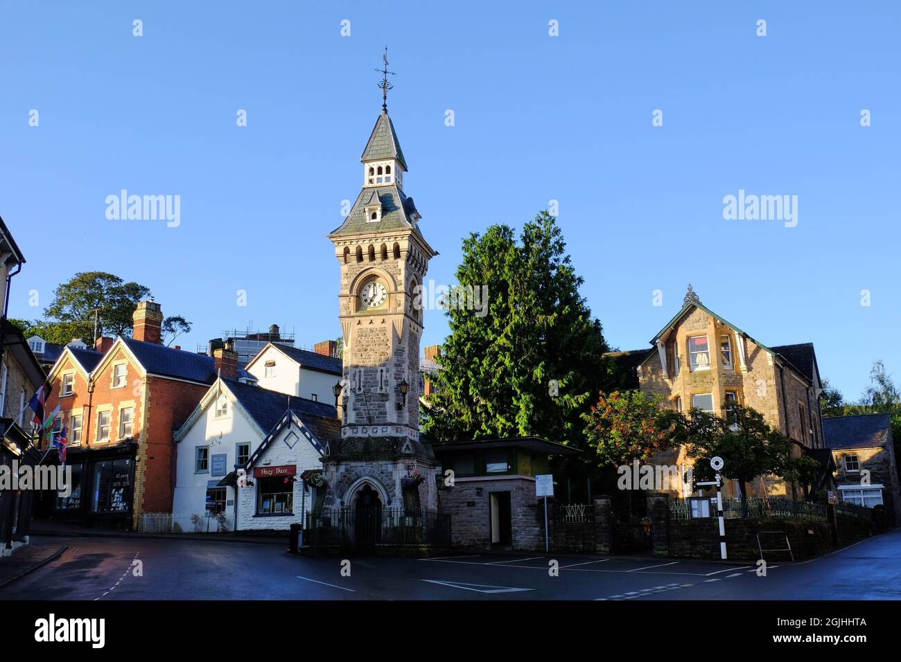 Uhrturm kurz nach Sonnenaufgang in der Buchstadt Hay-on-Wye an der Grenze zwischen England und Wales Stockfoto