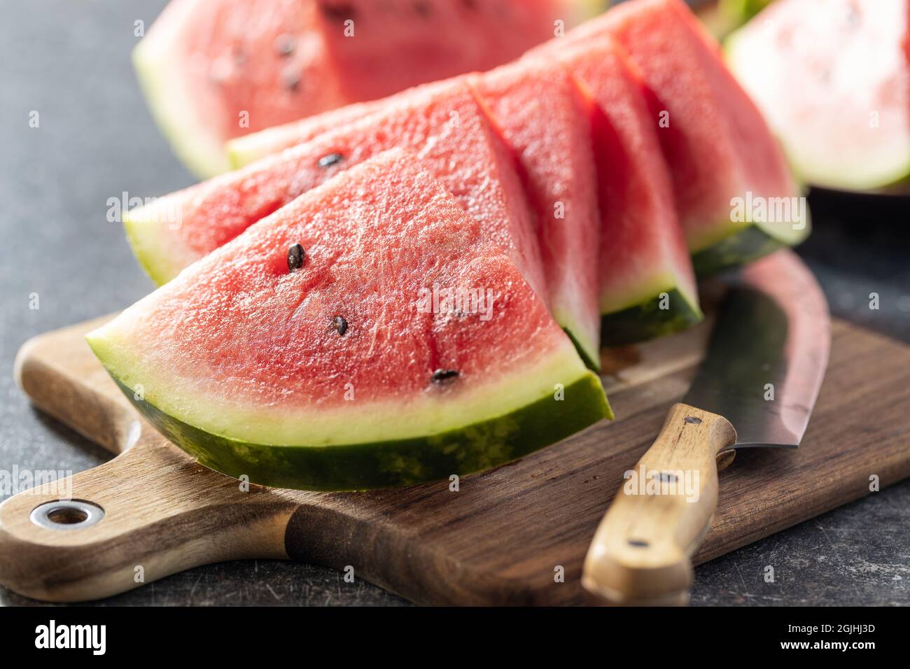 Rote Wassermelone in Scheiben. Stücke von roter Melone auf Schneidebrett. Stockfoto