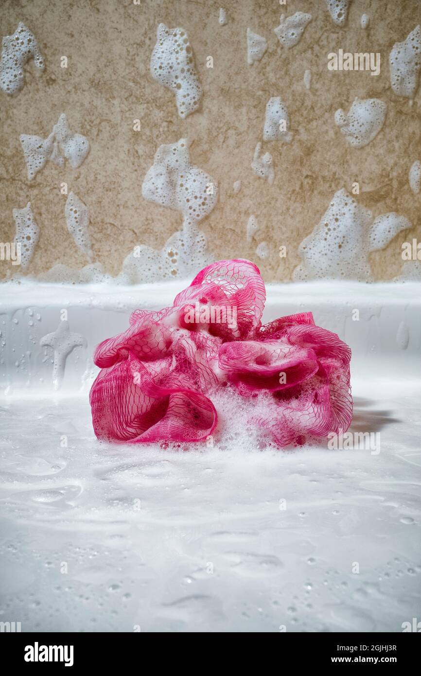 Rosa Kunststoff Dusche Lufah mit Blasen bedeckt. Stockfoto