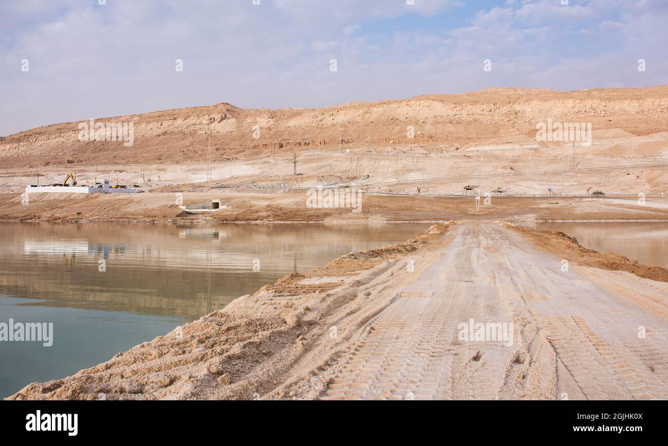 Bau eines neuen Strandresorts im Jahr 2015 am Toten Meer in ein Bokek in Israel mit einem Salzdeich im Vordergrund Stockfoto