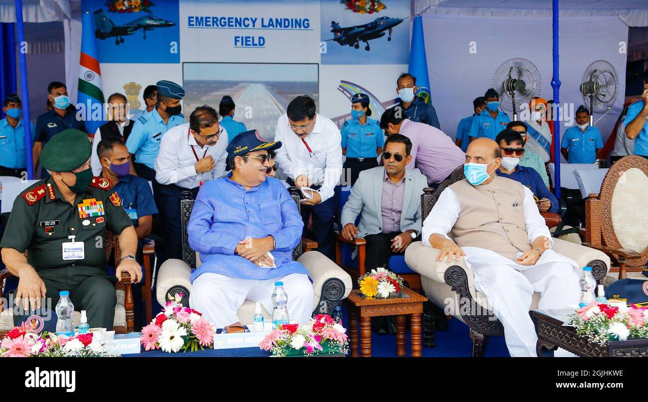 Barmer, Rajasthan, Indien, 9. September 2021: Bundesverteidigungsminister Rajnath Singh, Verkehrsminister Nitin Gadkari und Generalstabschef Bipin Rawat während der Einweihung der Notlandeeinrichtung im Abschnitt Gandhav Bhakasar auf dem National Highway NH-925 im Barmer Bezirk in der Nähe der Grenze zwischen Indien und Pakistan. Der Streifen, der von der National Highways Authority of India (NHai) in enger Abstimmung mit der Indian Air Force (IAF) gebaut wurde. Kredit: Sumit-Samarwat/Alamy Live Nachrichten Stockfoto