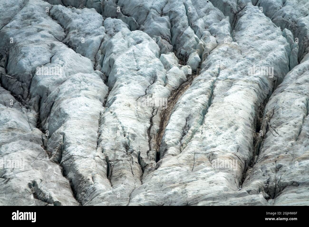 Glaziologie. Berggletscher (alpiner). Gletscheroberfläche - Eisknarren und Mattenstreifen. Eisbarrancos Stockfoto
