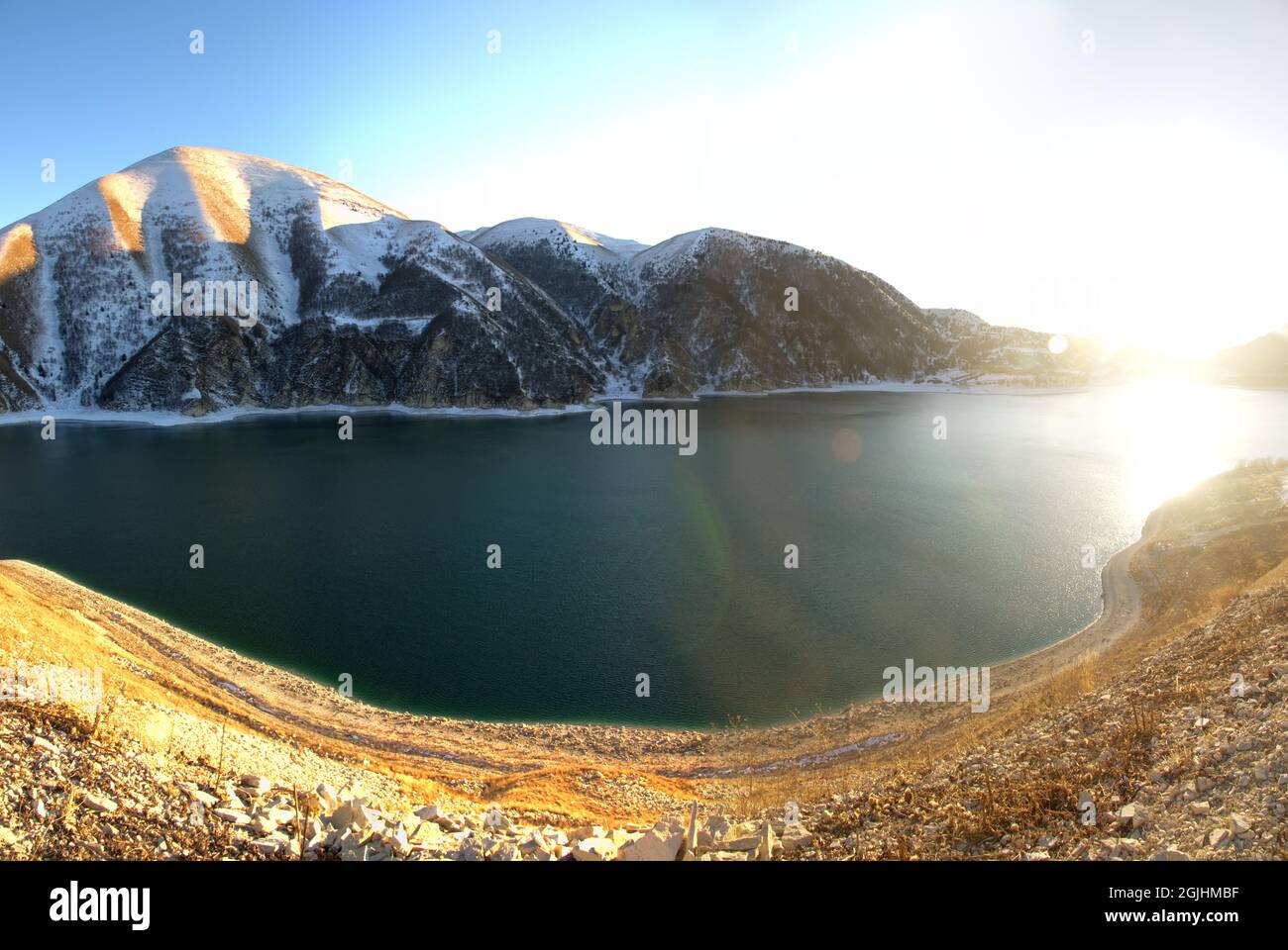 Panorama mit einem Seebett (ummauerter See) und schneebedeckten Bergen in einer Höhe über dem Alpengürtel Stockfoto