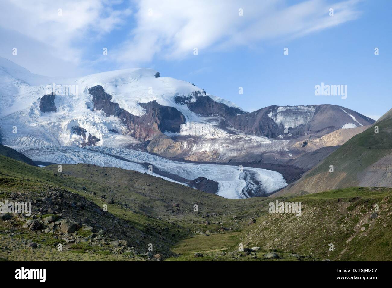 Glaziologie. Glacial cirque (corrie, kar). Berggletscher (alpiner) an den Hängen des Elbrus werden Spuren intensiver Ablation (Deglaziation) ausgedrückt Stockfoto