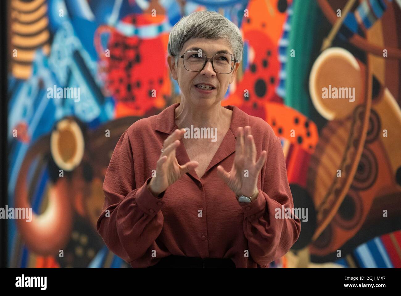 Berlin, Deutschland. September 2021. Barbara Steiner, neue Direktorin der Stiftung Bauhaus Dessau, spricht bei der Präsentation von Komponenten der Nationalgalerie, die bei der Renovierung nicht genutzt wurden und an das Bauforschungsinchiv der Stiftung Bauhaus Dessau übergeben werden. Quelle: Christophe Gateau/dpa/Alamy Live News Stockfoto