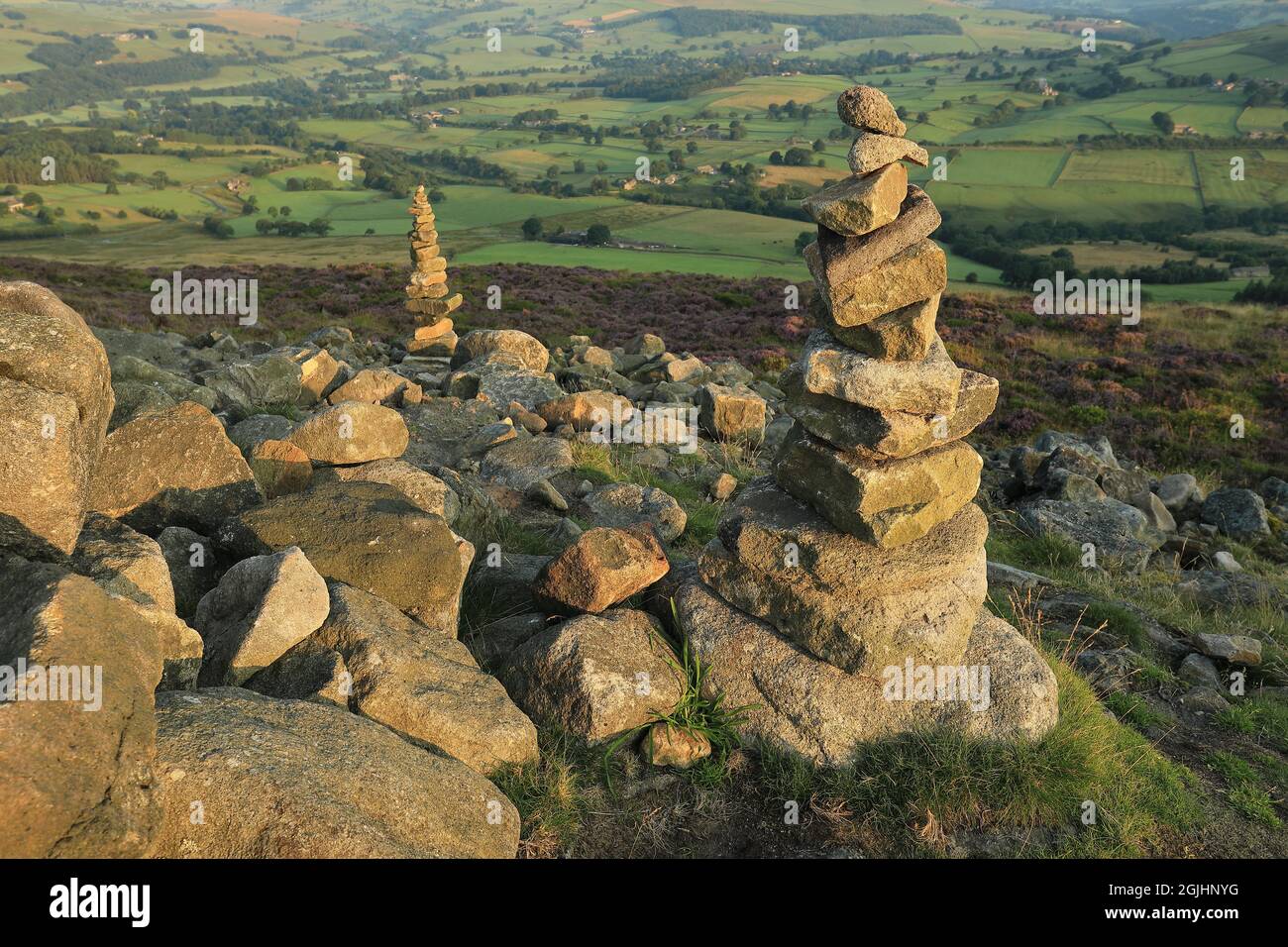 Felsen auf einem Hügel in Wharfedale, Yorkshire Dales National Park, Großbritannien, auf dem Gipfel des Beamsley Beacon Stockfoto