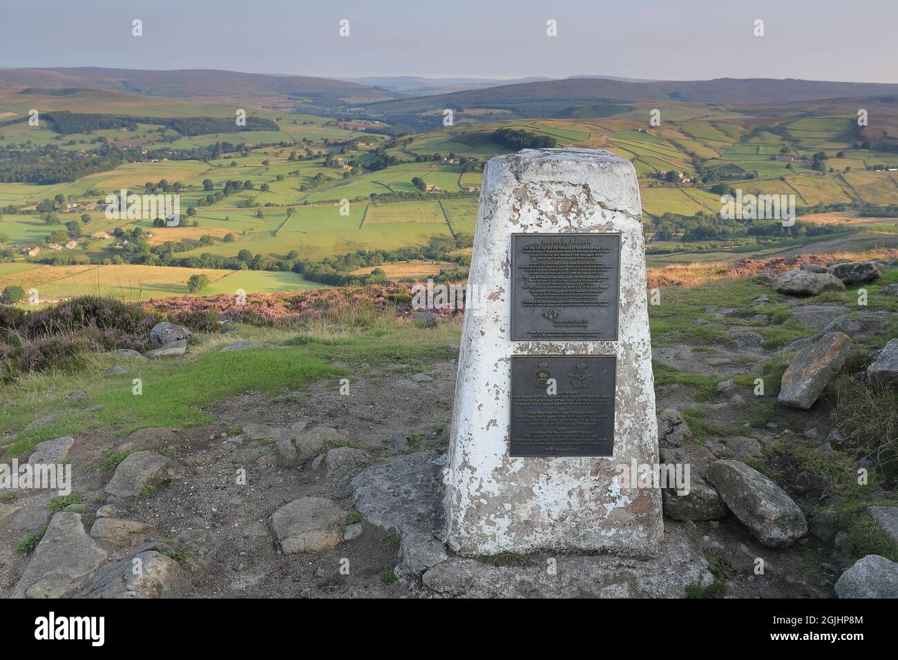 Trig Point auf dem Gipfel des Beamsley Beacon, einem Hügel in Wharfedale, Yorkshire Dales National Park, Großbritannien Stockfoto