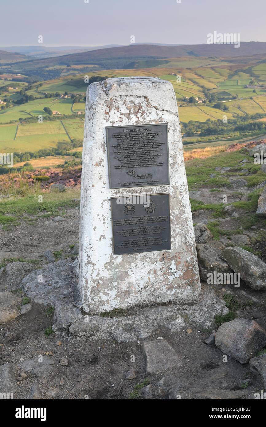 Trig Point auf dem Gipfel des Beamsley Beacon, einem Hügel in Wharfedale, Yorkshire Dales National Park, Großbritannien Stockfoto