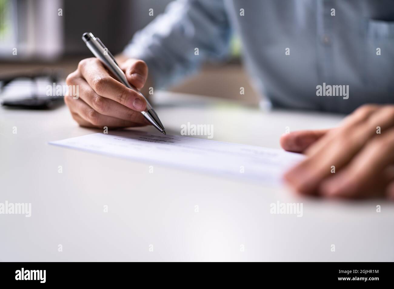 Prüfdokument Schreiben Und Unterzeichnen. Unterschrift Des Gehaltsschecks Stockfoto