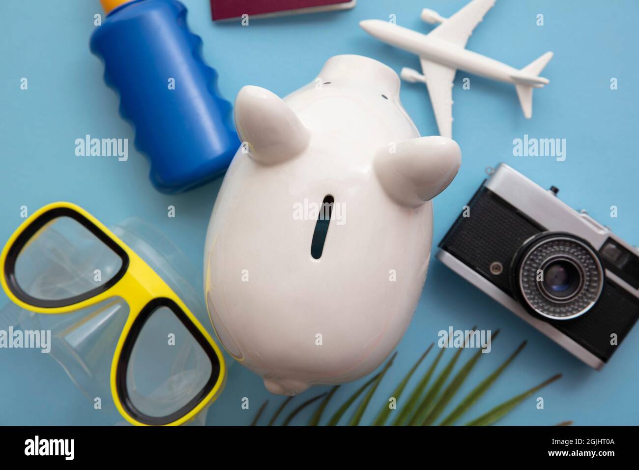 Sommer Urlaub Sparschwein Hintergrund. Sparen für einen Urlaub Stockfoto