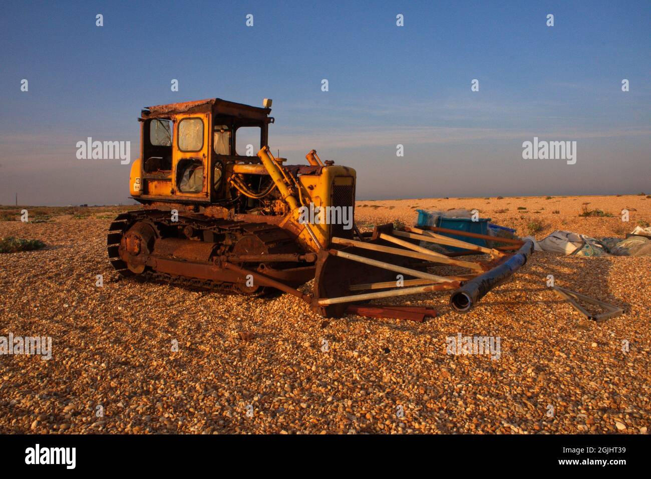 Bild eines rostigen alten Bulldozers am Strand Stockfoto