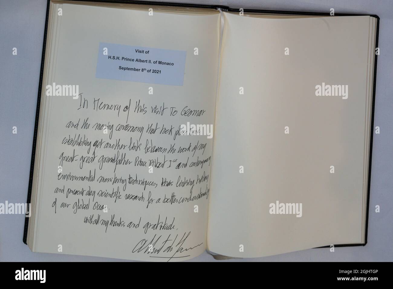 Gästebucheintrag Fürst Albert II von Monaco in das Gästebuch von GEOMAR in Kiel anlässlich seines Besuchers zur Kieler Woche 2021 Stockfoto