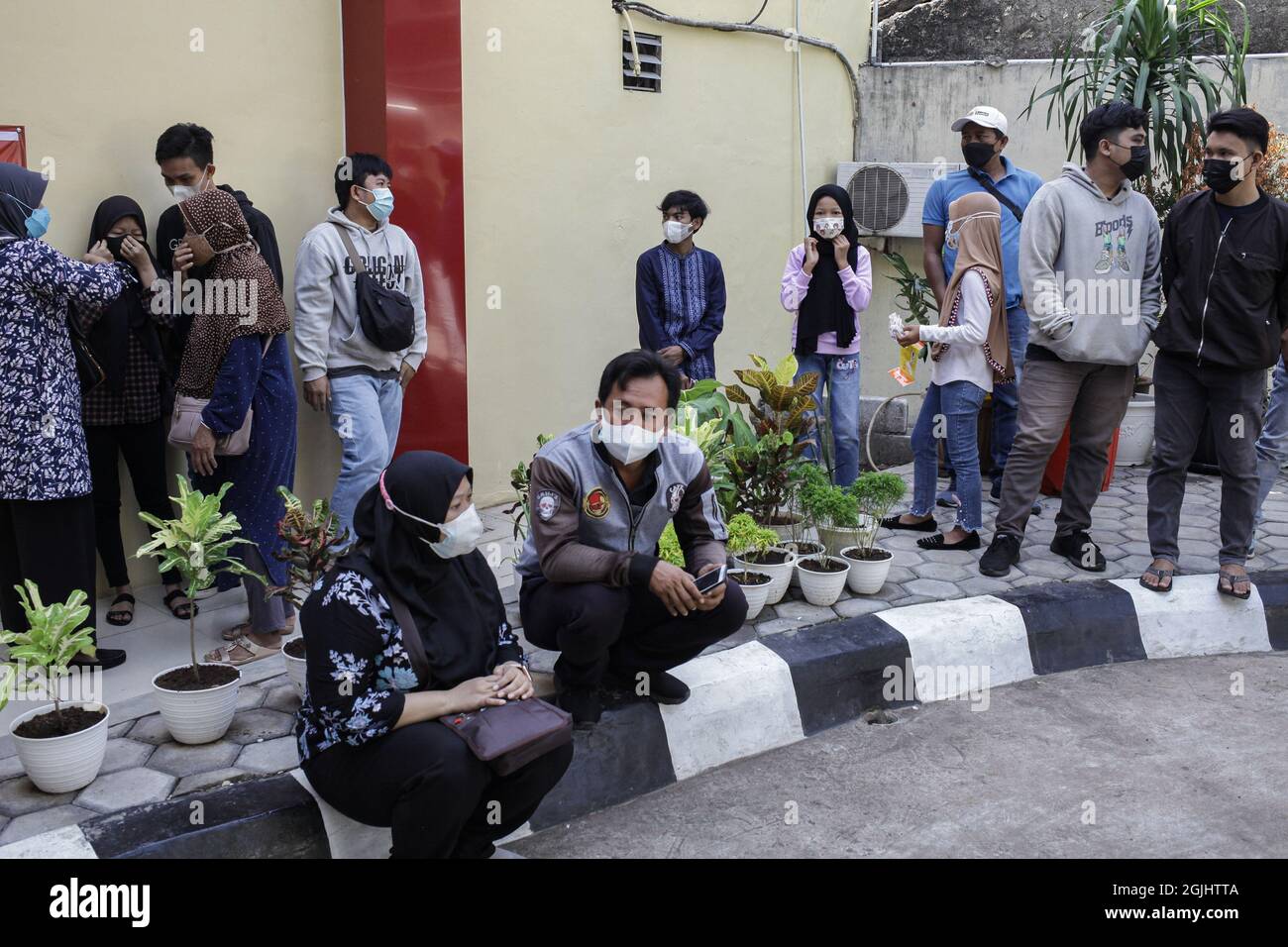 Jakarta, Indonesien. September 2021. Angehörige der Opfer, die bei einem Brand im Gefängnis Tangerang ums Leben kamen, warten vor der Leichenhalle des Nationalen Polizeikrankenhauses.derzeit gibt es noch 43 Leichen von Opfern aus einem massiven überfüllten Brandgefängnis, die noch nicht identifiziert wurden. Kredit: SOPA Images Limited/Alamy Live Nachrichten Stockfoto