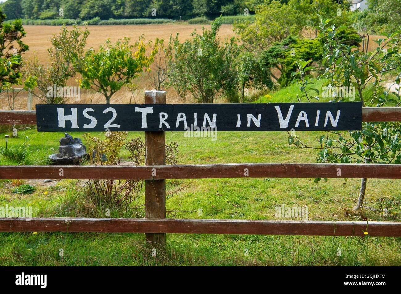 Aylebsury Valle, Buckinghamshire, Großbritannien. September 2021. Ein HS2 Train vergeblich Schild an einem Gartenzaun. HS2 zerstört Landstriche im Aylesbury Vales und nimmt Bauern Land, die noch keine Entschädigung von HS2 erhalten haben. Die umstrittene High Speed 2-Eisenbahn von London nach Birmingham ist weit über dem Budget. Quelle: Maureen McLean/Alamy Stockfoto