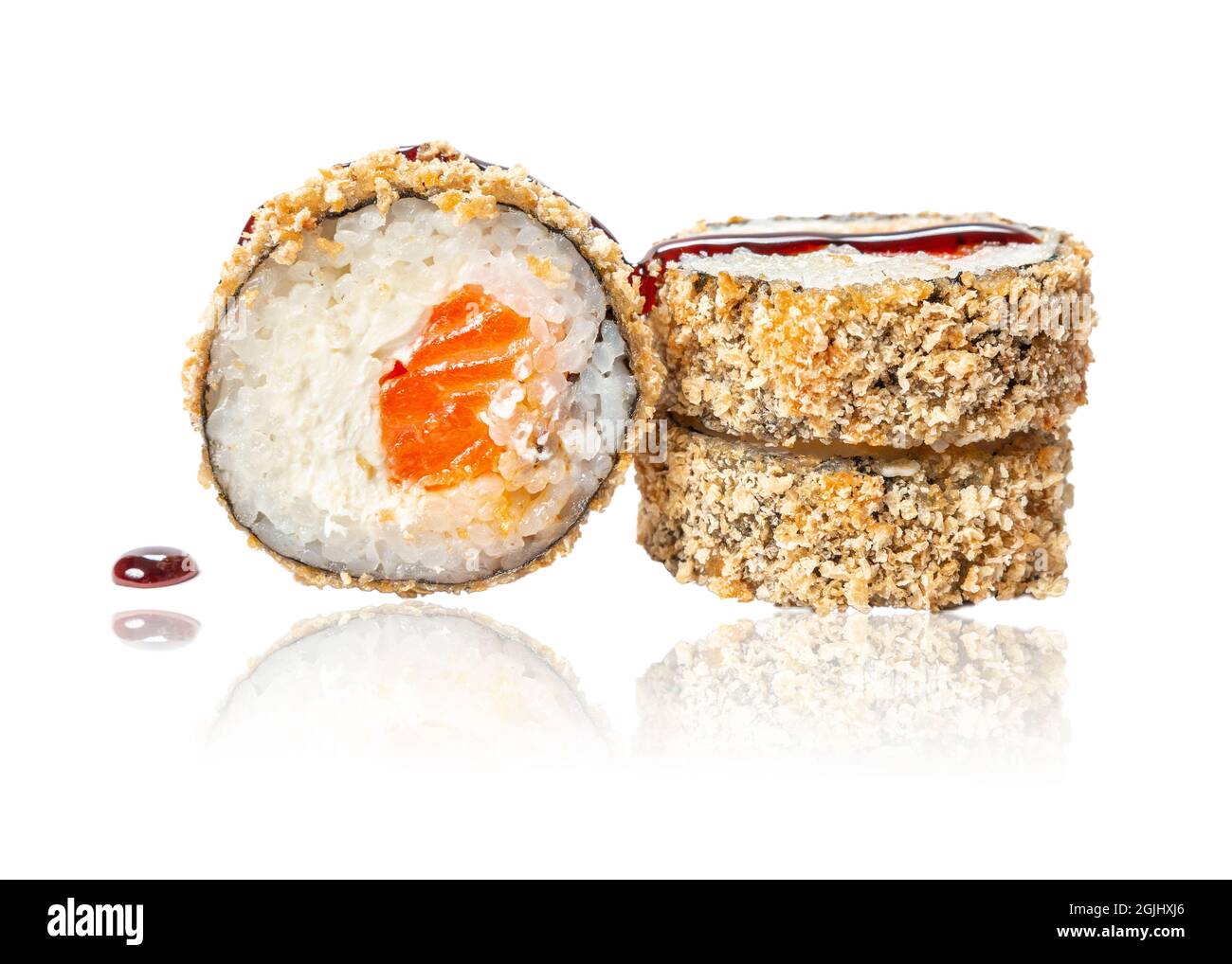 Heiße gebratene Sushi-Rolle mit Lachs und Käse, isoliert auf weißem Hintergrund, mit Spiegelung. Sushi-Menü. Japanisches Essen Stockfoto