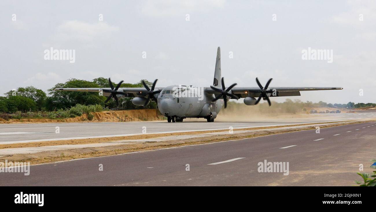 Barmer, Indien. September 2021. Der Verteidigungsminister der Union, Rajnath Singh, der Minister der Union für Straßentransport und Autobahnen, Nitin Gadkari, trifft während der Einweihung der Notlandeeinrichtung auf dem Abschnitt Gandhav Bhakasar auf dem National Highway NH-925 im Barmer Bezirk in der Nähe der Grenze zwischen Indien und Pakistan in einem Flugzeug der indischen Luftwaffe Lockheed C-130 Hercules ein. Der Streifen, der von der National Highways Authority of India (NHai) in enger Abstimmung mit der Indian Air Force (IAF) gebaut wurde. (Foto: Sumit Saleswat/Pacific Press) Quelle: Pacific Press Media Production Corp./Alamy Live News Stockfoto