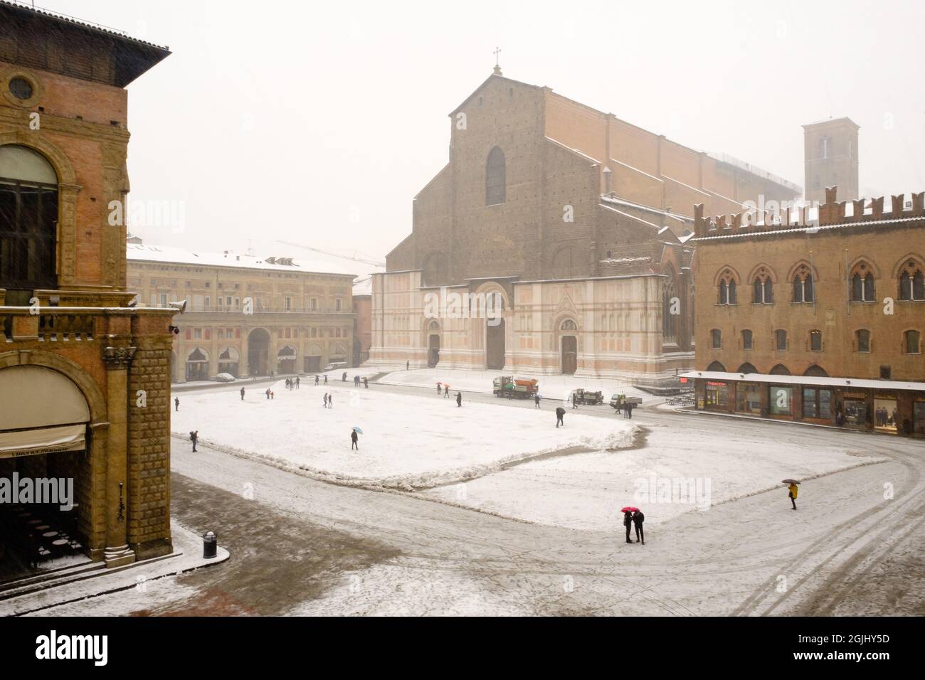 Bologna, Italien. März 2018. Allgemeiner Blick auf die mit Schnee bedeckte Piazza Maggiore. Das 'Tier aus dem Osten', ein ungewöhnlich kaltes und schneebedecktes Wetter, Stockfoto
