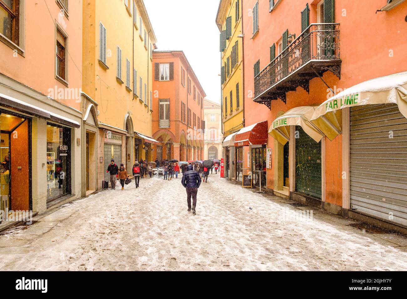 Bologna, Italien. März 2018. In Bologna, Italien, wird weiterhin Schnee auf den Straßen liegen. Das 'Tier aus dem Osten', ein ungewöhnlich kaltes und schneebedecktes Wetter, Stockfoto