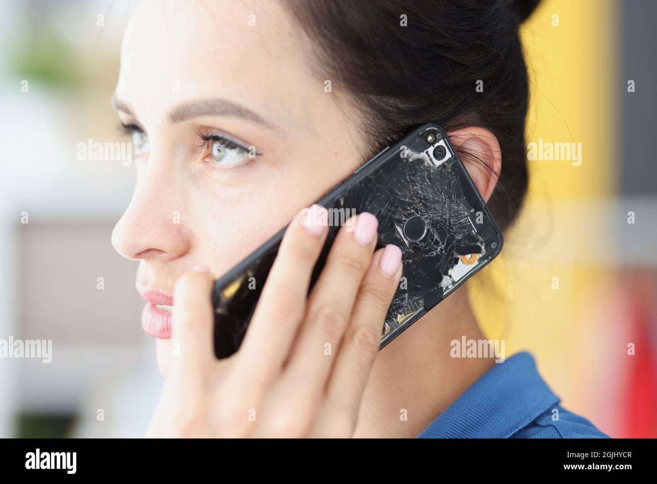 Frau spricht auf gebrochenem schwarzen Smartphone Nahaufnahme Stockfoto