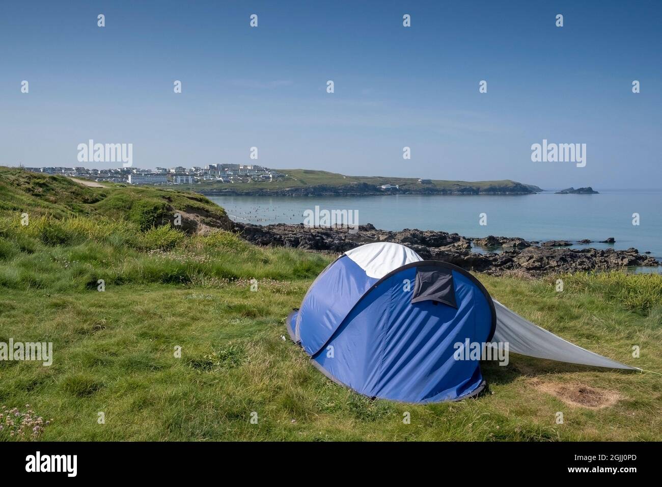 Ein verlassenes Campingzelt am Küstenpfad mit Blick auf die malerische Fistral Bay in Newquay in Cornwall. Stockfoto