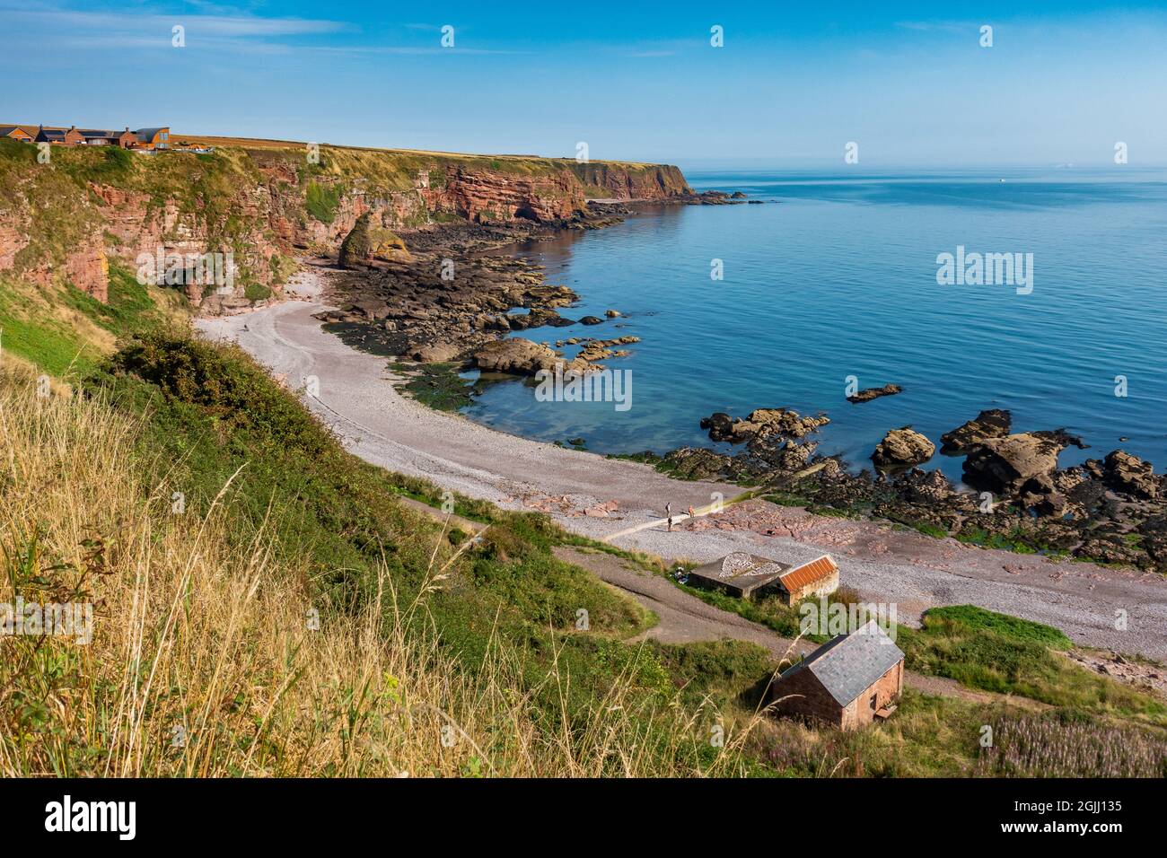 Die hübsche Bucht und der Strand im Küstendorf Auchmithie, in der Nähe der Stadt Arbroath, Angus, Schottland Stockfoto