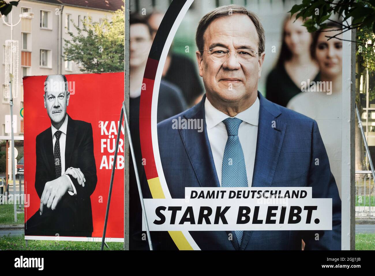 Gloßplakate zur Bundestagswahl am 26.9.2021 mit den beiden Kanzlerandidaten Armin Laschet CDU (vorne) und Olaf Scholz SPD in Dortmund, 09.09.2021 Stockfoto