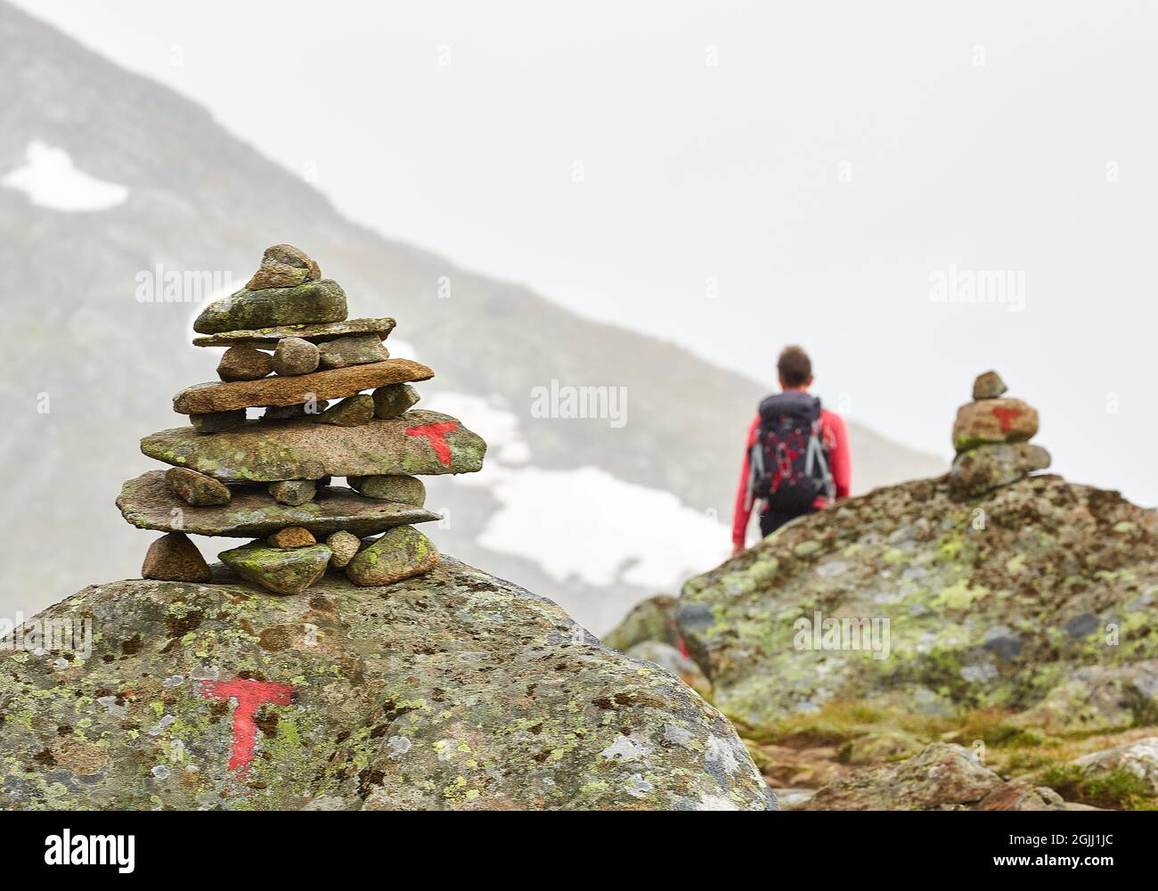 Norwegische Bergwege sind gut mit roten T-Symbolen und manchmal aufwendigen cairns - Jotunheimen National Park Central Norway markiert Stockfoto
