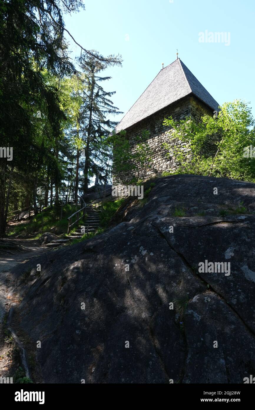 Die fabelhaften alpinen Wasserfälle von Riva in den Dolomiten (Campo Tures). Pfad von San Francesco mit Ruinen der Burg Tobl. Schönes Hotel in den Alpen. Stockfoto