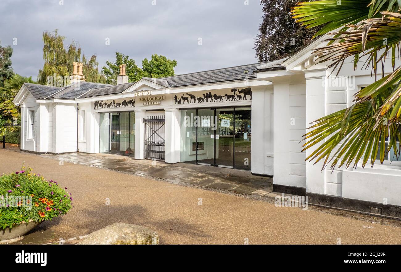 Das Torhaus des Bristol Zoo mit seinem Fries von Silhouettentieren in Clifton Bristol UK - der Zoo ist der fünftälteste der Welt Stockfoto