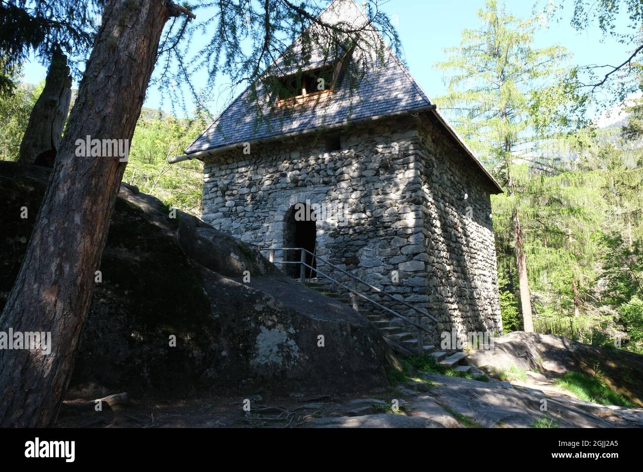 Die fabelhaften alpinen Wasserfälle von Riva in den Dolomiten (Campo Tures). Pfad von San Francesco mit Ruinen der Burg Tobl. Schönes Hotel in den Alpen. Stockfoto