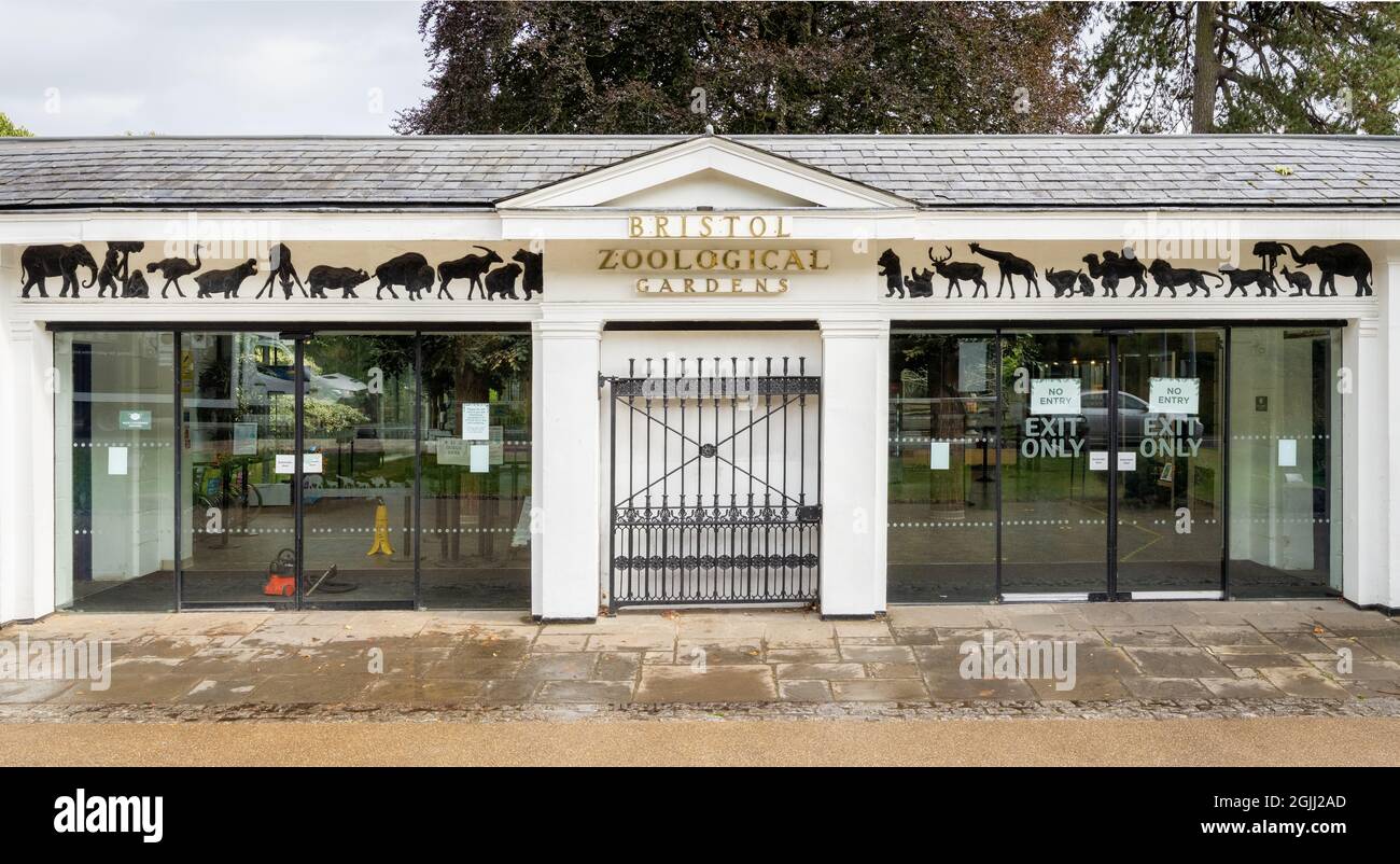 Das Torhaus des Bristol Zoo mit seinem Fries von Silhouettentieren in Clifton Bristol UK - der Zoo ist der fünftälteste der Welt Stockfoto