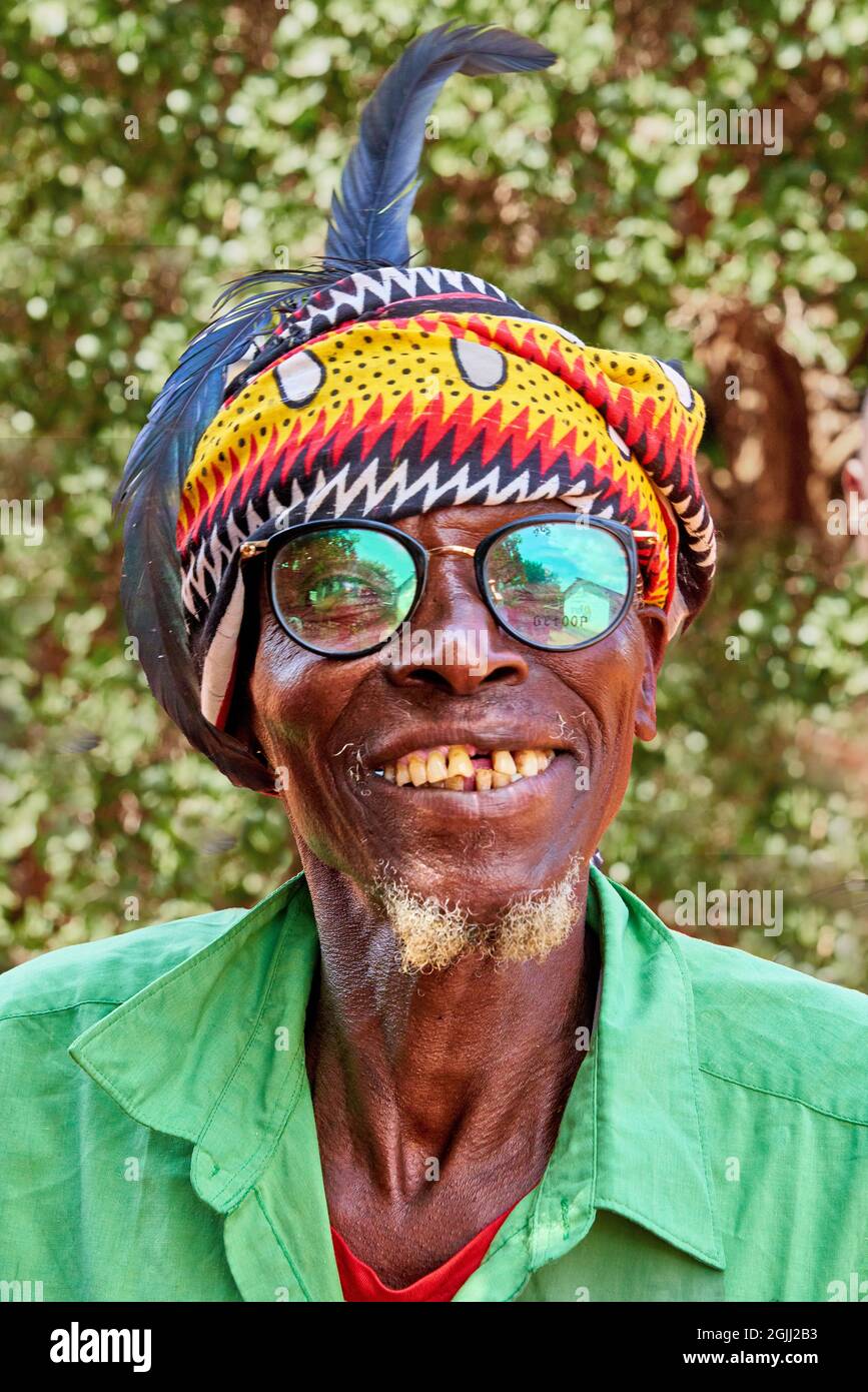 Ältester eines kenianischen Dorfes in der Nähe von VOI in Partylaune lächelt vor der Kamera Stockfoto