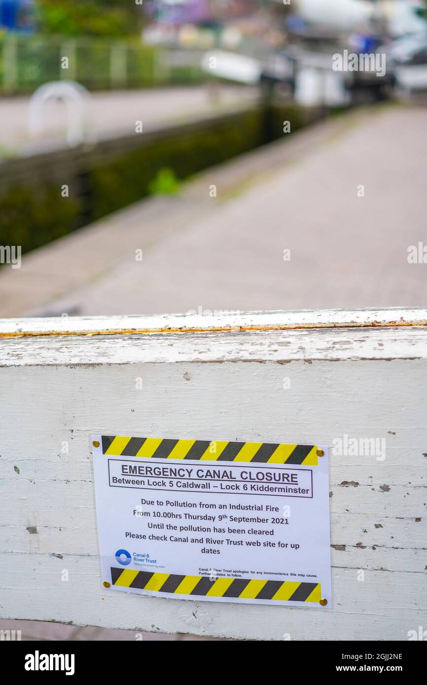 Kidderminster, Großbritannien, 10. September 2021. Umweltcrews zur Risikoreduzierung sind heute auf dem Kanal in Kidderminster unterwegs und haben wichtige Maßnahmen für eine massive Sanierung ergriffen, nachdem die Kontamination vor 2 Tagen durch das riesige Feuer direkt über dem Wasserweg in den Kanal überschwappen konnte. In diesem Abschnitt des Kanals wurden wichtige Wasserbarrieren abgelassen, um effektive Reinigungsarbeiten zu ermöglichen und zu verhindern, dass sich die Verschmutzung entlang des Wassersystems weiter ausdehnt. Die Bewegung von Kanalbooten wurde vollständig gestoppt, sodass frustrierte Urlauber am Kanal gestrandet waren, alle Reisepläne wurden gestört. Stockfoto