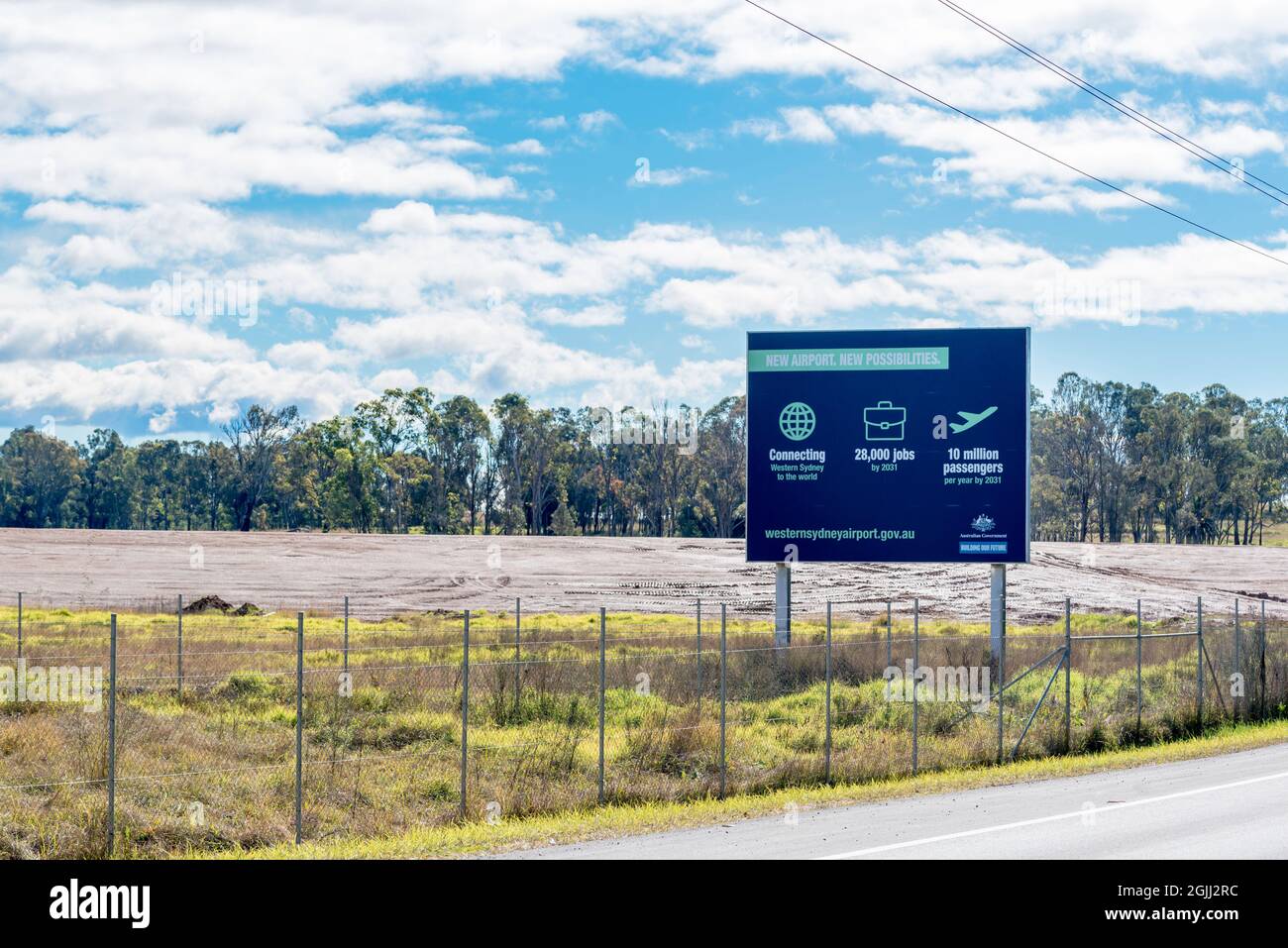 Ein großes Schild, das den zukünftigen internationalen Flughafen Western Sydney (Nancy Bird Walton) wirbt, der 2026 in New South Wales, Australien, eröffnet werden soll Stockfoto