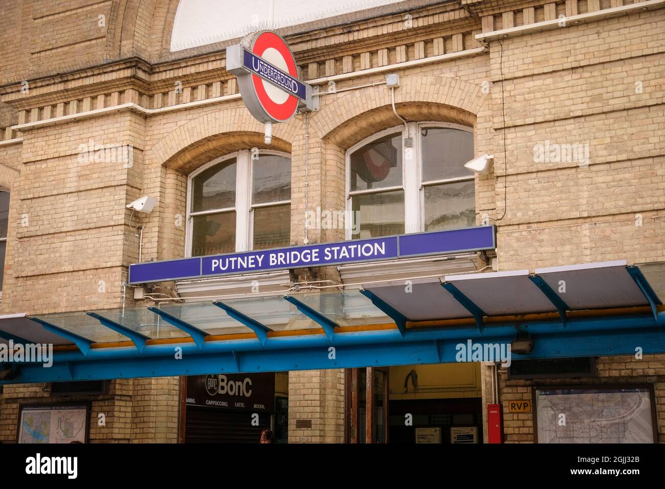 London - 2021. September: U-Bahn-Station Putney Bridge. Eine District Line Station in Fulham, Putney im Südwesten Londons Stockfoto