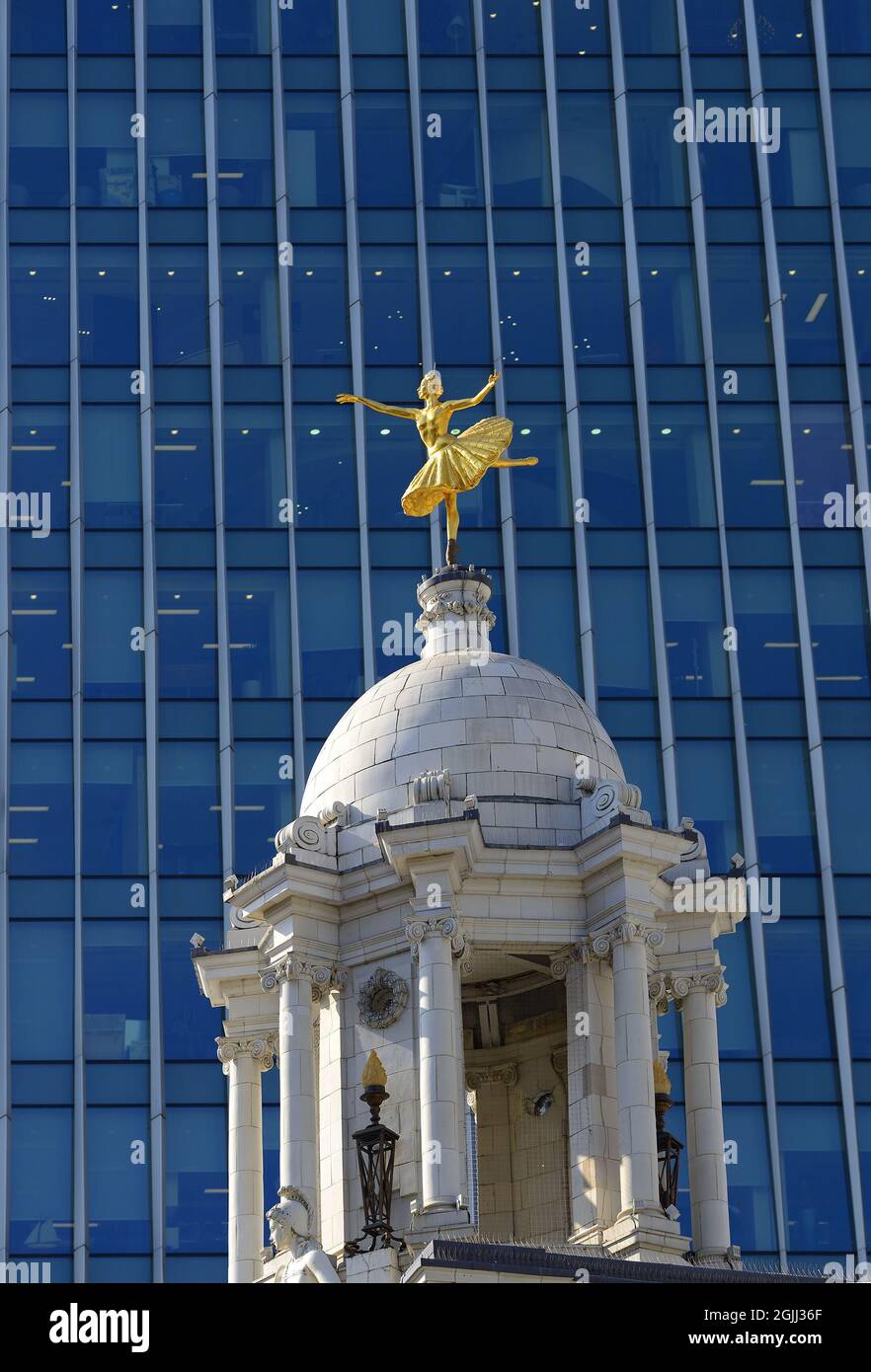 London, England, Großbritannien. Goldene Statue der Ballerina Anna Pavlova auf dem Dach des Victoria Palace Theatre Stockfoto