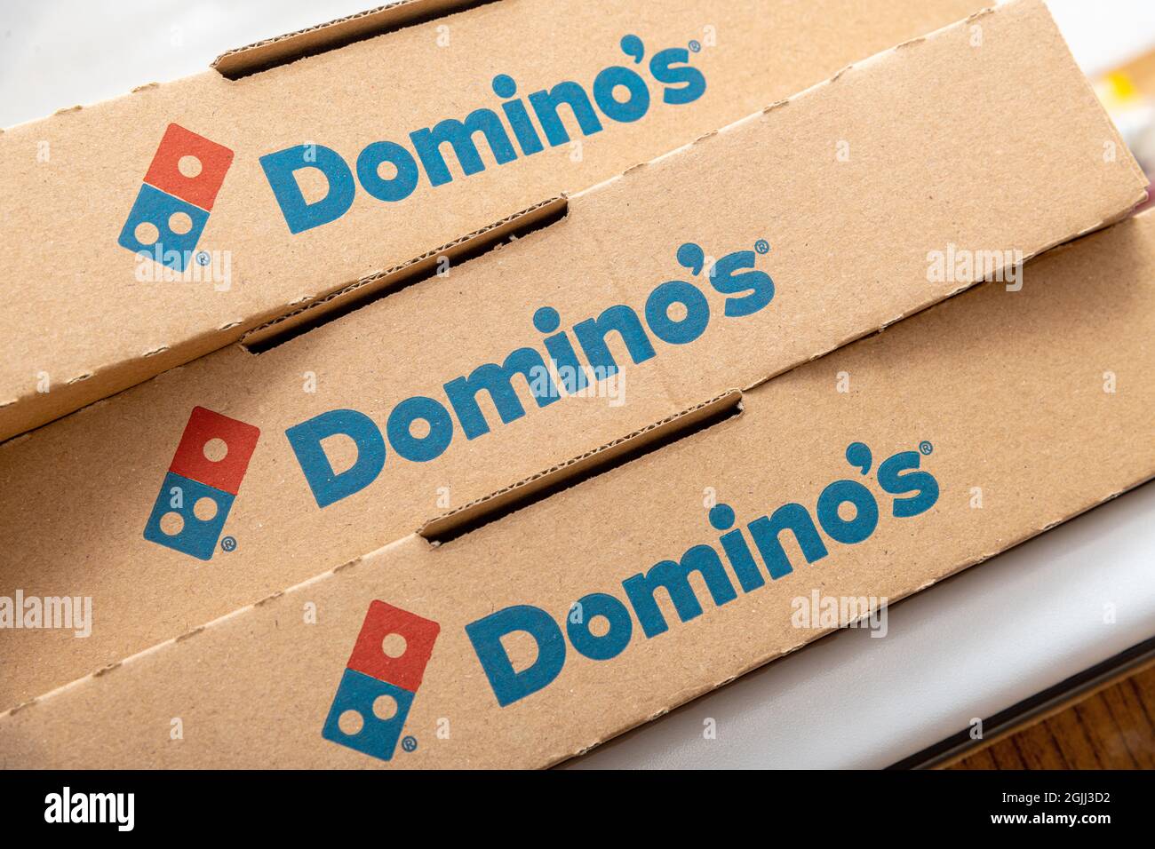 Antalya, Türkei - 10. September 2021: Domino's Pizza Logo auf einer recycelten Pizzaschachtel. Stockfoto
