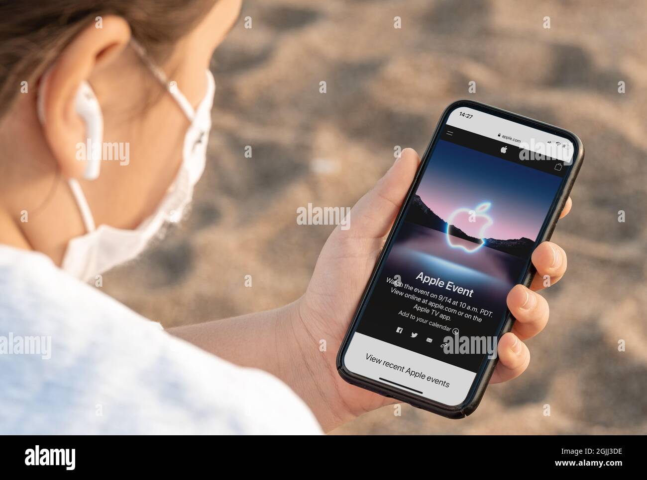 Antalya, Türkei - 8. September 2021: Hände halten iPhone mit Apple Event-Logo 2021 auf dem Bildschirm. Stockfoto