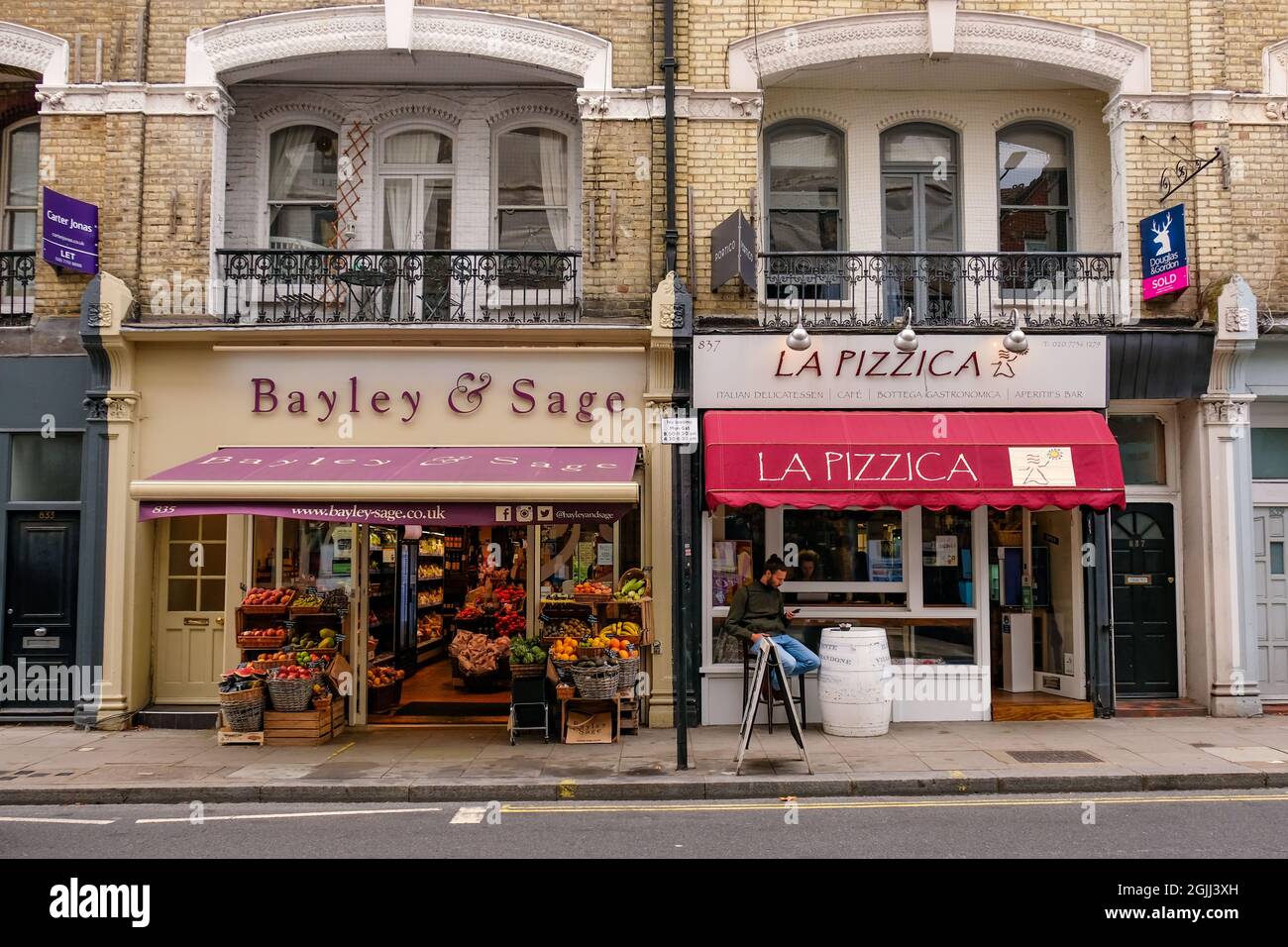 London, September 2021: Geschäfte an der Fulham Road in Chelsea, einem Einkaufs- und Freizeitziel im Südwesten Londons Stockfoto
