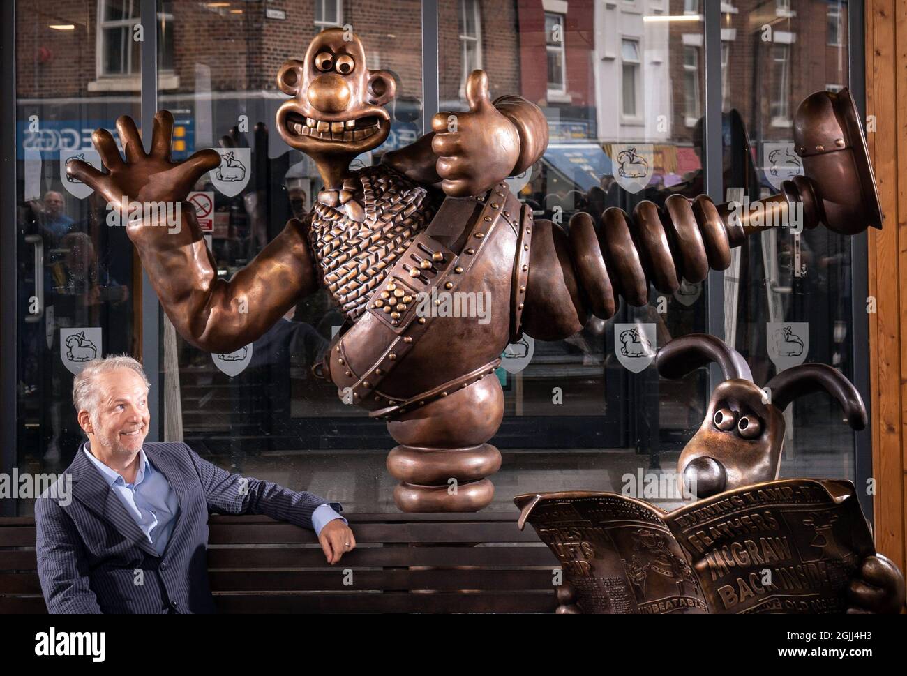 Nick Park, Schöpfer von Wallace und Gromit, Aardman Animationen, bei der Enthüllung einer bronzenen Wallace und Gromit Bankskulptur, in Preston, Lancashire, basierend auf dem käseliebenden Erfinder und seinem treuen Begleiter, als sie in der Wrong Trousers erschienen. Bilddatum: Freitag, 10. September 2021. Stockfoto