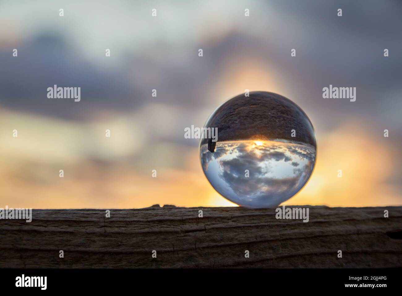 Magische Sphäre. Wahrsager, Mind Power-Konzept. Crystal Ball reflektiert Wasser und Himmel. Stockfoto