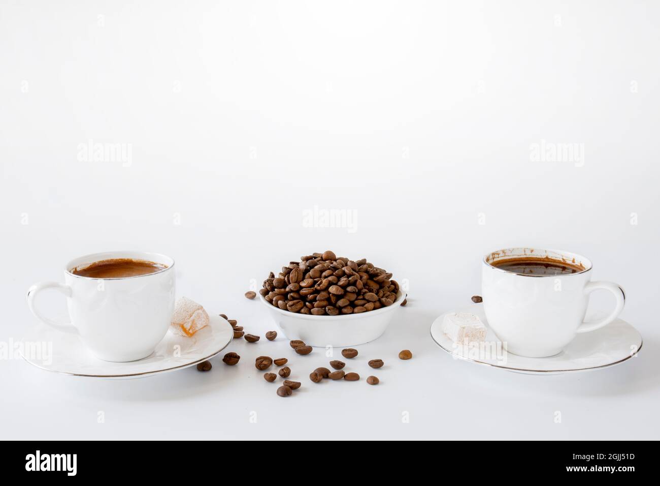arabisch, Aroma, Bohne, Getränk, schwarz, Braun, Café, Koffein, nahaufnahme, Nahaufnahme, Kaffeebohnen, Kaffeetasse, Kaffeemaschine, Kaffeekocher, Zusammensetzung, Kontra Stockfoto