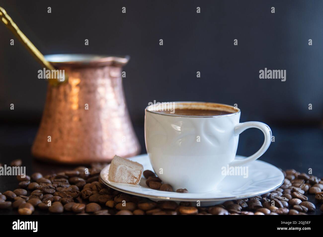 Eine Tasse türkischen Kaffee. Türkische Delight und eans. Topf im Hintergrund. Selective Focus Cup Stockfoto