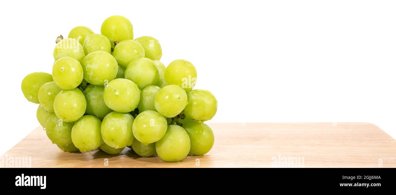 Shine Muscat Grape isoliert auf weißem Hintergrund. Stockfoto