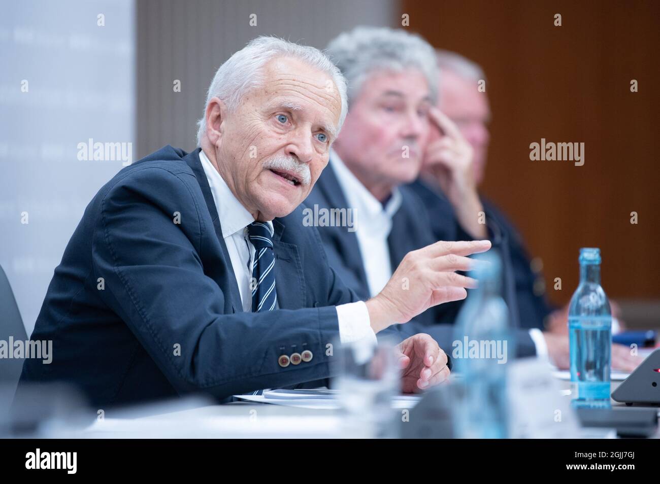 Dresden, Deutschland. September 2021. Heinz Fromm (l-r), Mitglied der Unabhängigen Untersuchungskommission für Sondereinheiten, spricht auf einer Pressekonferenz im Innenministerium zusammen mit Manfred Murck, Mitglied der Unabhängigen Untersuchungskommission für Sondereinheiten, und Horst Kretzschmar, Staatspräsident der Polizei. Anlass ist die Präsentation der Ergebnisse der expertenkommission zum Munitionsskandal beim sächsischen LKA. Quelle: Sebastian Kahnert/dpa-Zentralbild/dpa/Alamy Live News Stockfoto