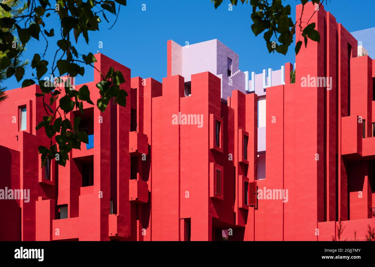 Calpe, Spanien - 19. Juli 2021: Fassade des postmodernen Mehrfamilienhauses 'La Muralla Roja', der roten Mauer, vom Architekten Ricardo Bofill Stockfoto