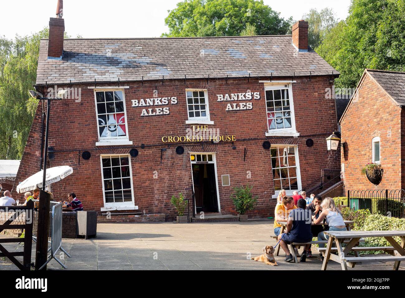 Der skurrilste Pub des Vereinigten Königreichs, The Crooked House in Himley, Dudley, wurde 1830 eröffnet. Der Pub ist aufgrund der Neigung von einer Seite zur anderen um ca. 4 Meter geneigt Stockfoto