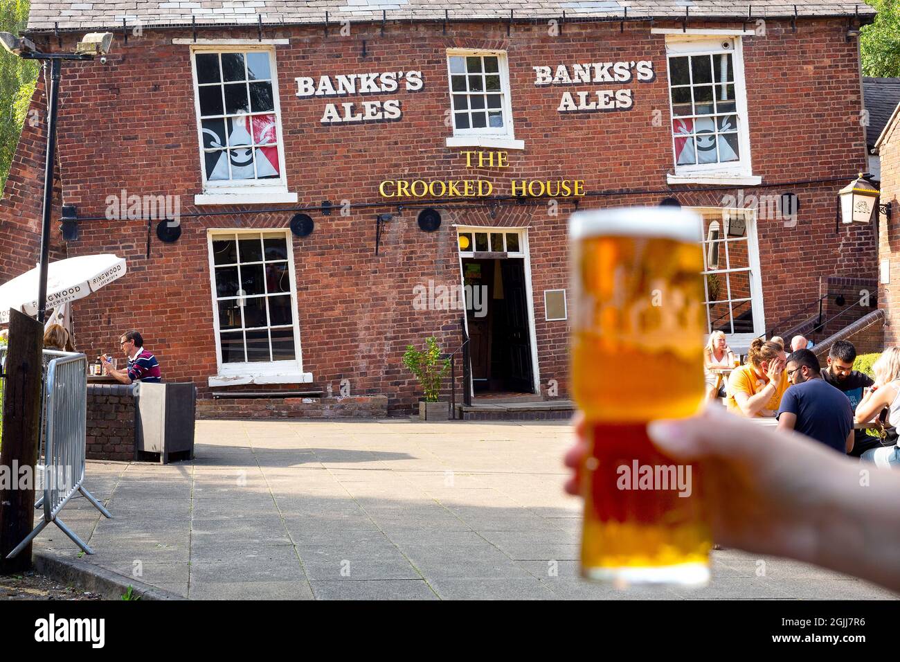 Der skurrilste Pub des Vereinigten Königreichs, The Crooked House in Himley, Dudley, wurde 1830 eröffnet. Der Pub ist aufgrund der Neigung von einer Seite zur anderen um ca. 4 Meter geneigt Stockfoto