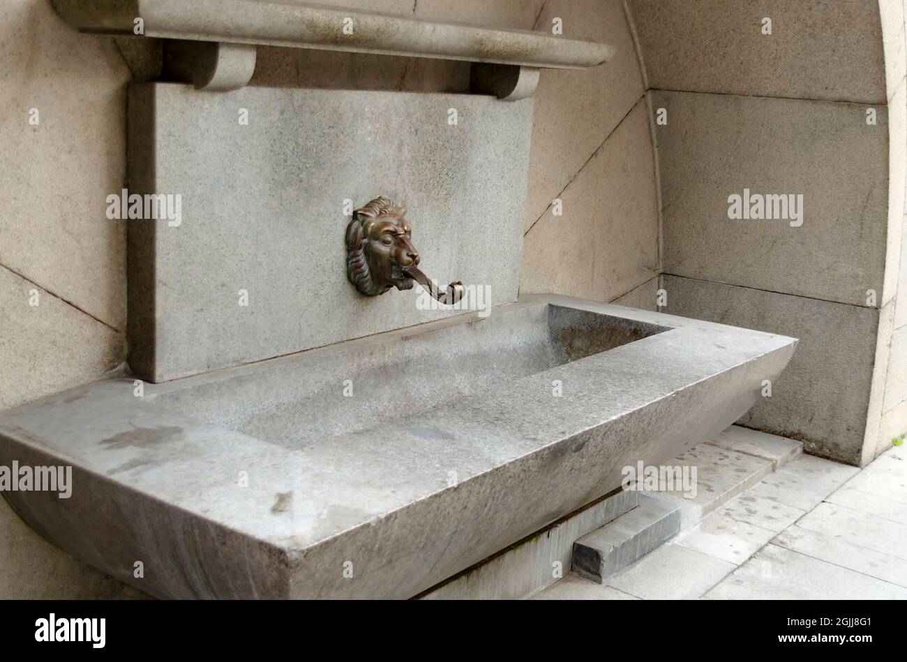 Brunnen mit einer skulpturalen Figur - ein Löwenkopf mit einer Pfeife, eingebaut in das Gebäude der Bulgarischen Nationalbank, Sofia, Bulgarien Stockfoto